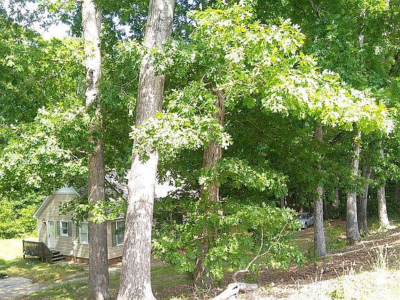 3rd image of 414 Dogwood Dr
