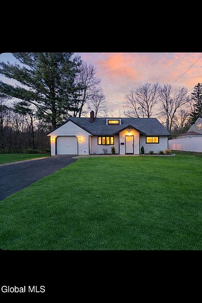 3rd image of 35 Knob Hill Road