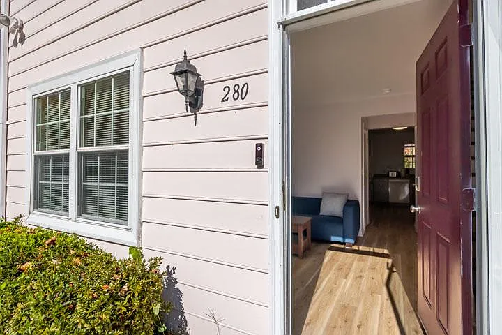 280 Albert Ct — Photo 3