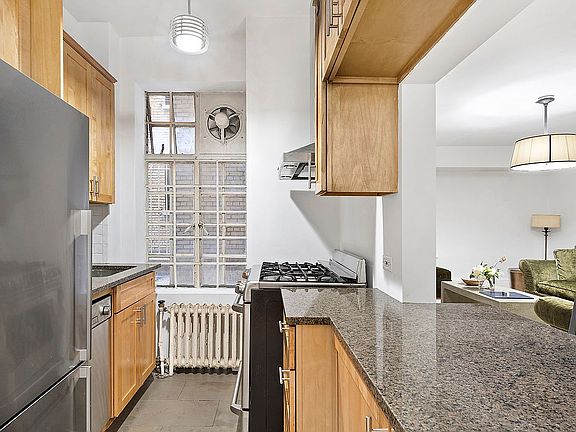 2nd image of 15 W 81st St #1H