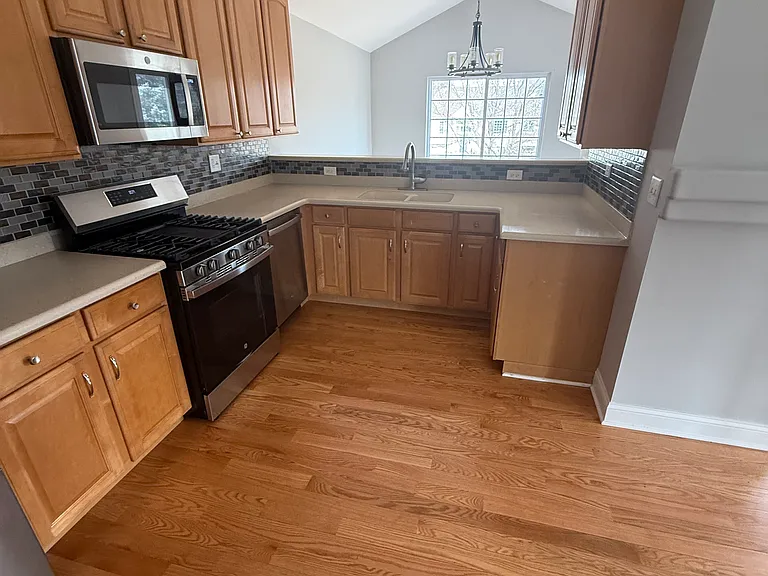 645 Cary Woods Cir — Photo 10
