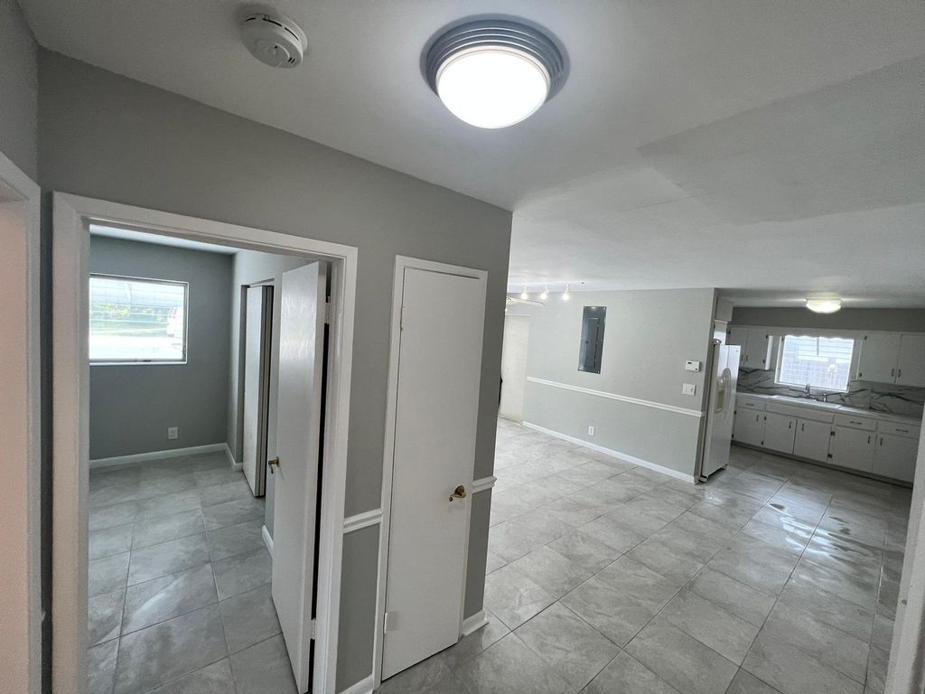 3660 NE 12th Ter, photo 5