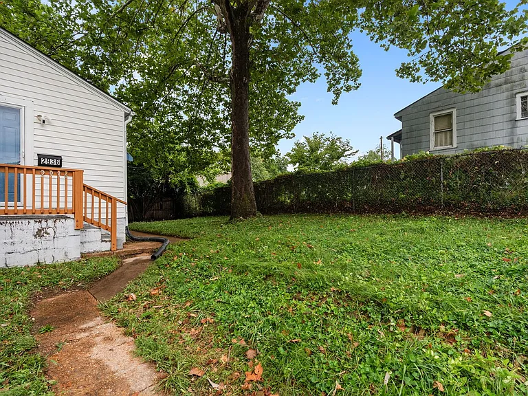 2936 N Hanley Rd — Photo 29
