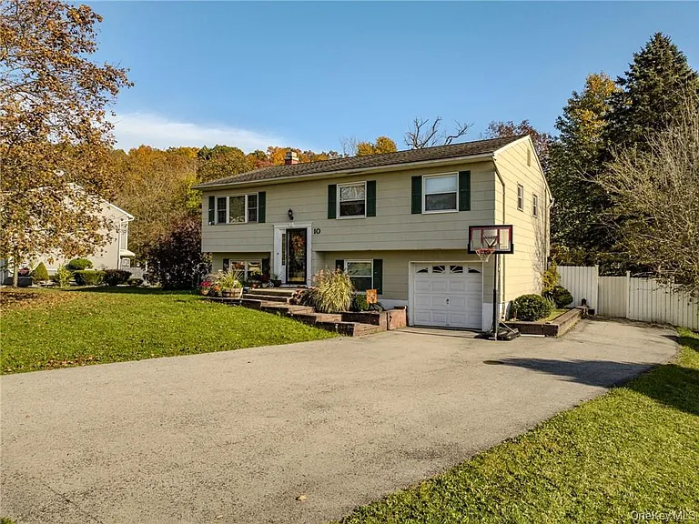 10 Capital Dr — Photo 2