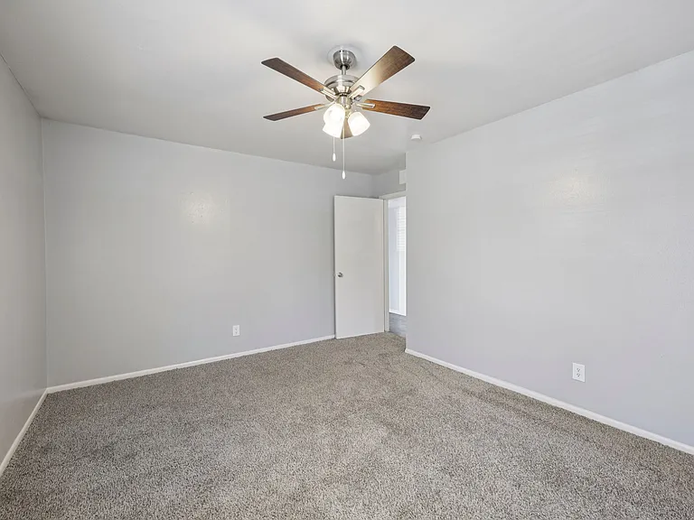 Premier Gardens Apartments — Photo 13