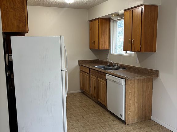3rd image of 124 Amber St #1