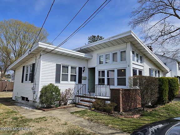 2nd image of 827 Rosewood Avenue