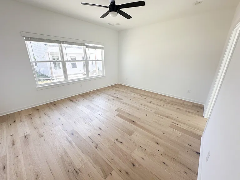 1751 W Holly St — Photo 9