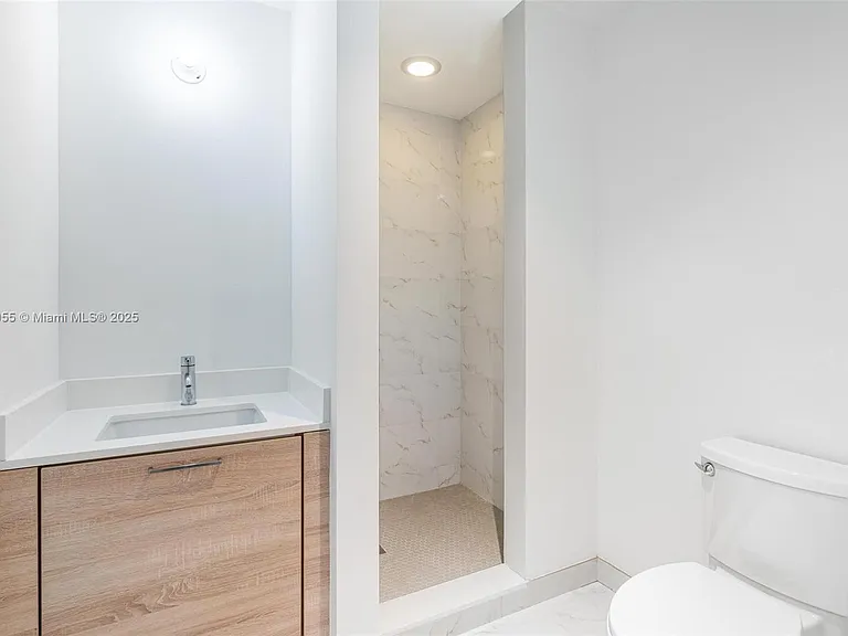 16385 Biscayne Blvd #4 — Photo 44