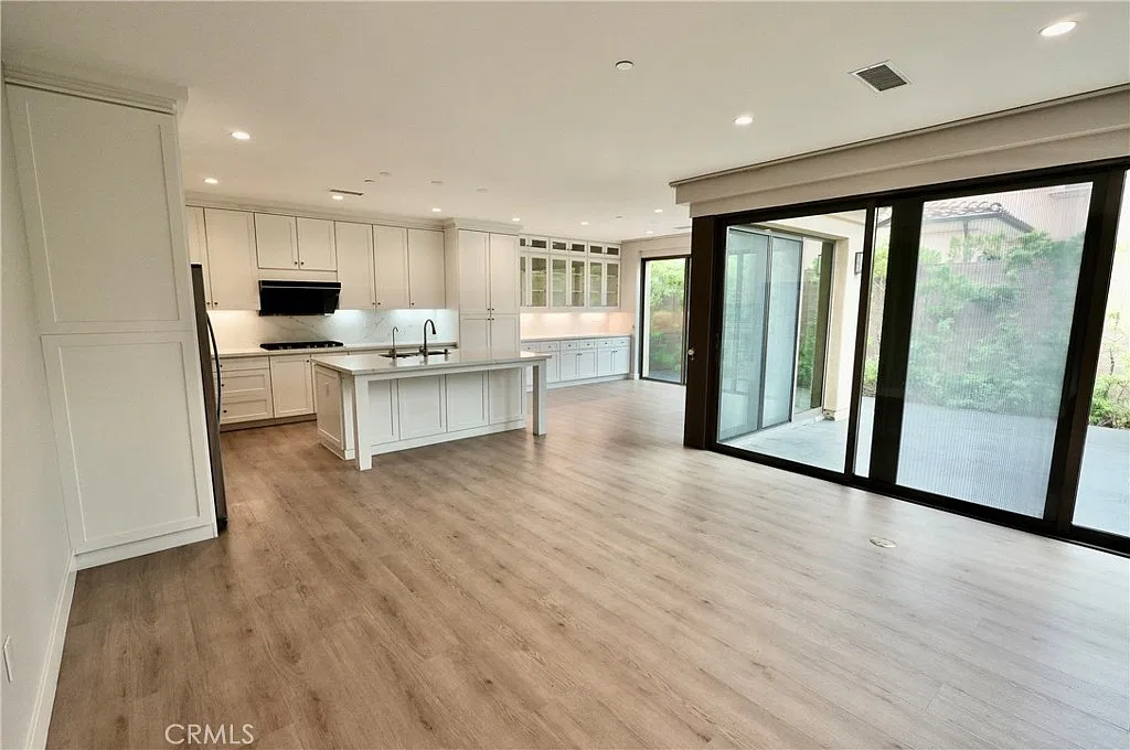 3 bed, 2.5 bath, 2190 sqft, $5,800 — Photo 3