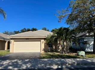 8991 Lake Park Cir N, Davie, FL 33328