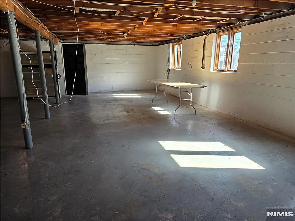 3 bed, 2.5 bath, 1830 sqft, $3,700 — Photo 3