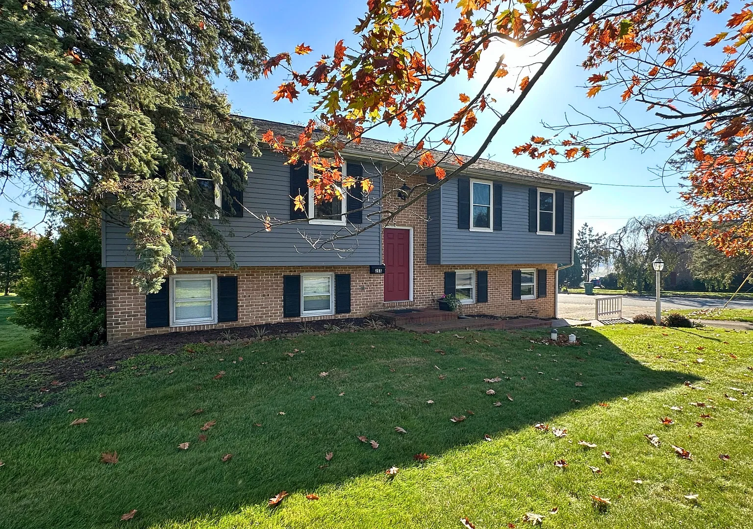 3 bed, 1.5 bath, 1132 sqft, $2,095 — Photo 2