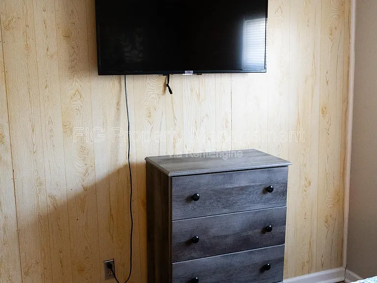 707 W Race St #4 — Photo 5