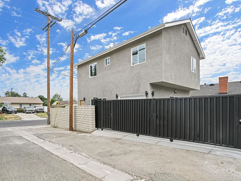 10900 Baird Ave — Photo 2
