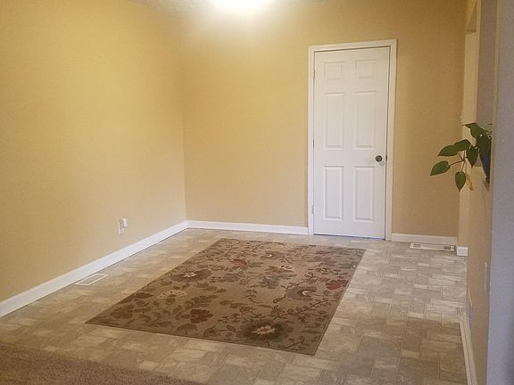 5th image of 515 S Summit Dr