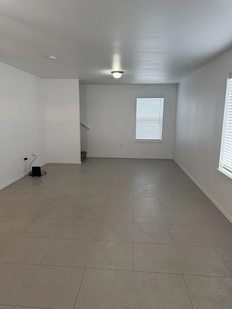 1805 W Marina Dr — Photo 2