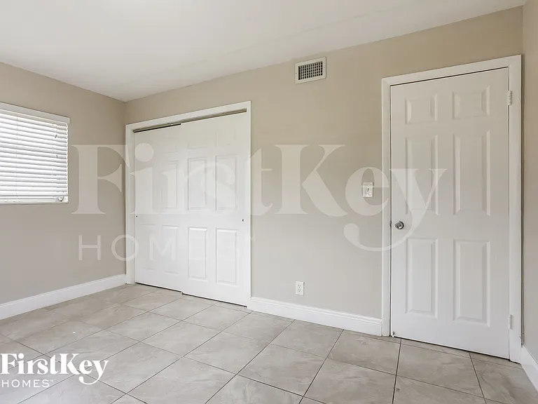2720 SW 18th St — Photo 12