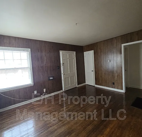 528 S Glendale St — Photo 4