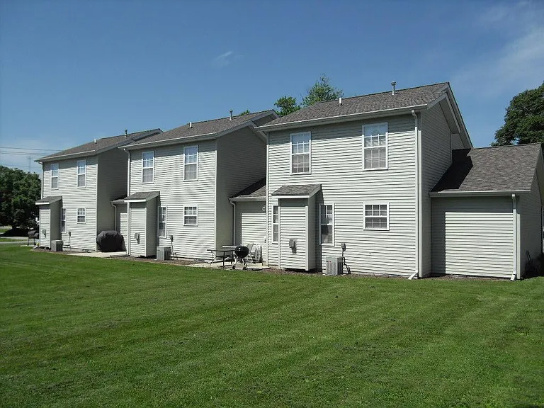 101 E Dodge St — Photo 4