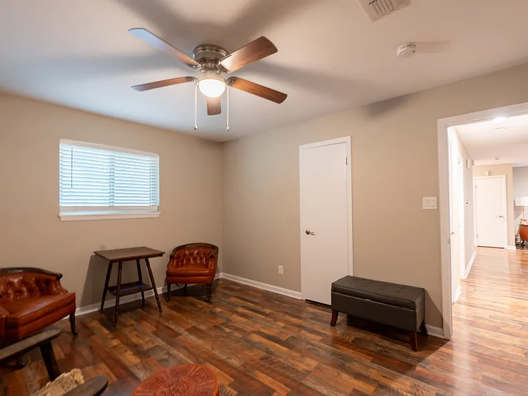960 Springhill Dr — Photo 14