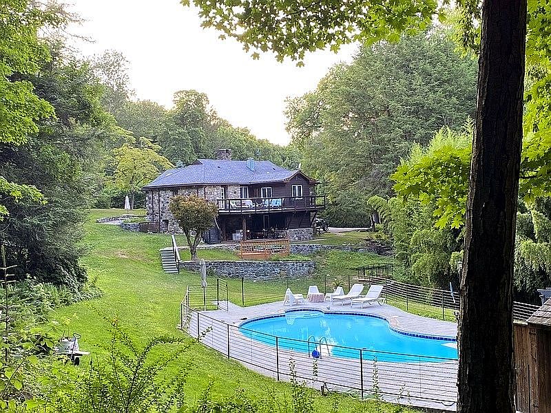 1st image of 27 Woodybrook Ln