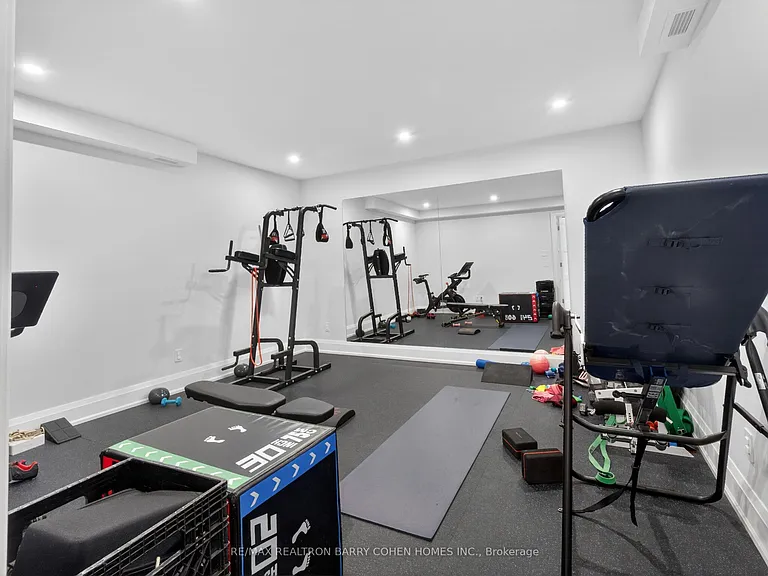 201 Hillhurst Blvd — Photo 45
