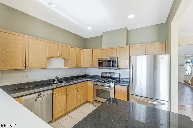 3 bed, 2.5 bath, $3,500 — Photo 3