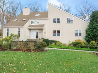 10 Woodland Ct S, Bedford, NY