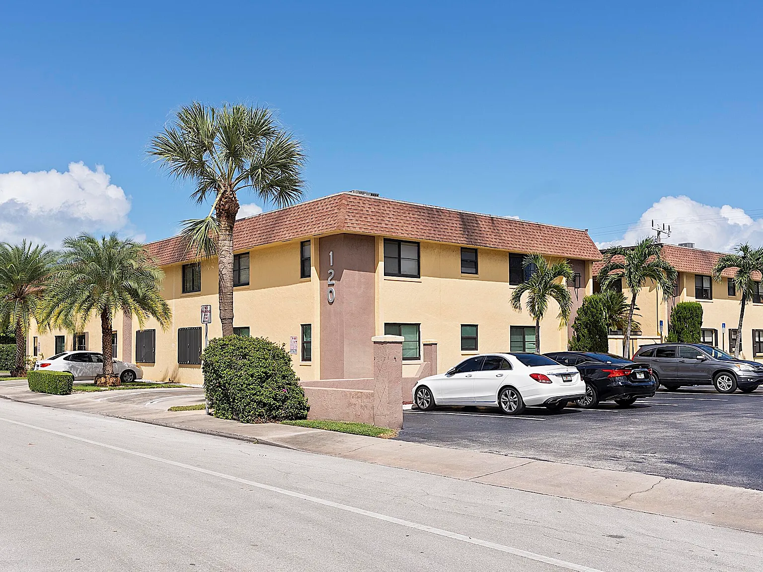 2 bed, 2.0 bath, 1072 sqft, $3,500 — Photo 1