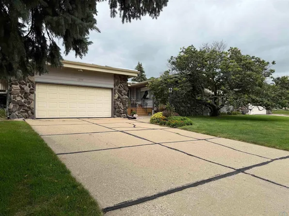 1253 Hiawatha Trl, Sioux City, IA 51104