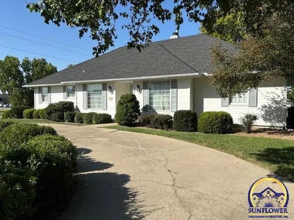 2401 W View Ter, Emporia, KS 66801