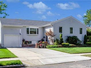 77 Sunnyfield Ln, Valley Stream, NY 11581
