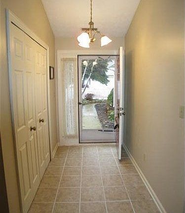 5th image of 947 Sturbridge Dr #136