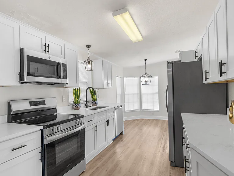 14261 Montclair Dr — Photo 2