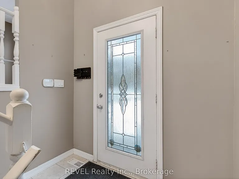 6166 Wildrose Cres #UPPER — Photo 2
