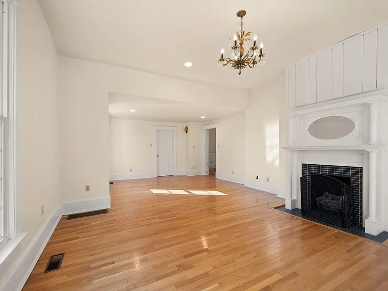 406 N Main St — Photo 25