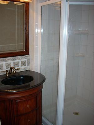 2nd image of 910 Park Pl NE