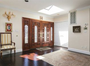33 Stepping Stone Ln, Great Neck, NY 11024