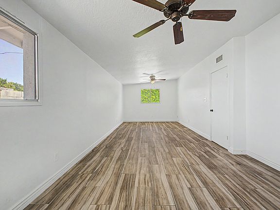 4th image of 3650 E Poinsettia Dr