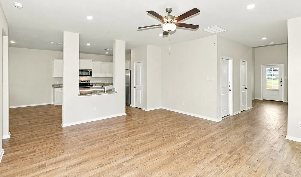 4 bed, 2.5 bath, 2339 sqft, $2,215 — Photo 4