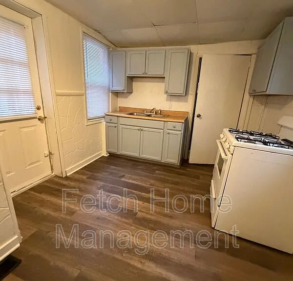 214 W Strawberry St — Photo 8