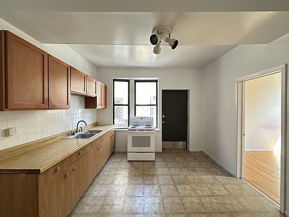 2nd image of 3147 W Medill Ave #4
