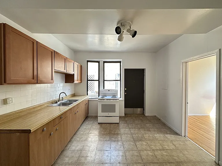 3147 W Medill Ave #4 — Photo 2