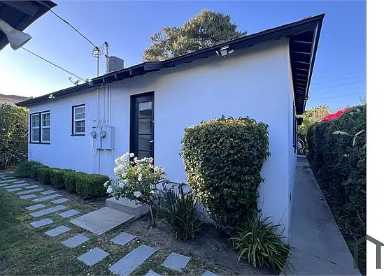 10652 Camarillo St — Photo 16