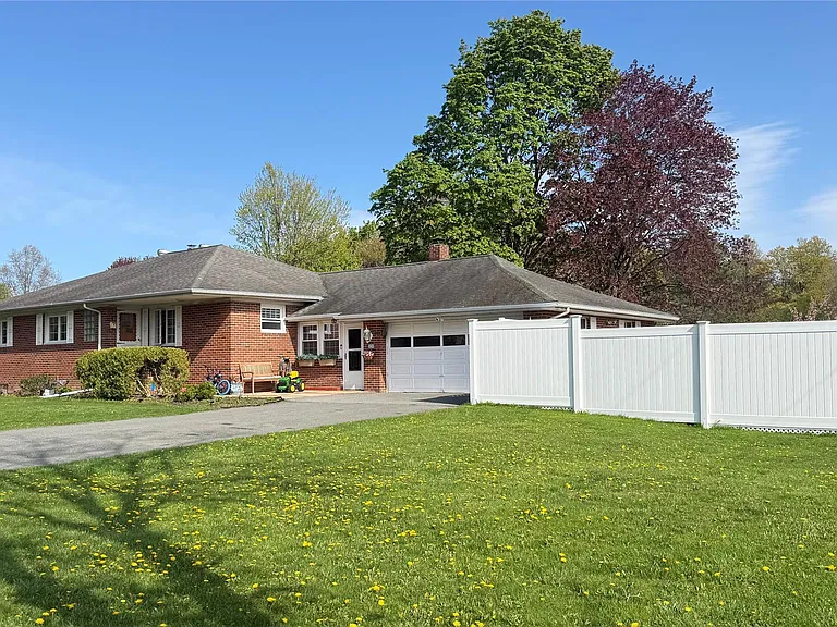 60 Ryerson Rd — Photo 2