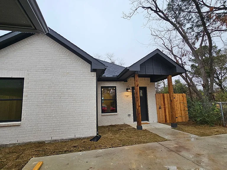 1700 Kendolph Dr — Photo 2