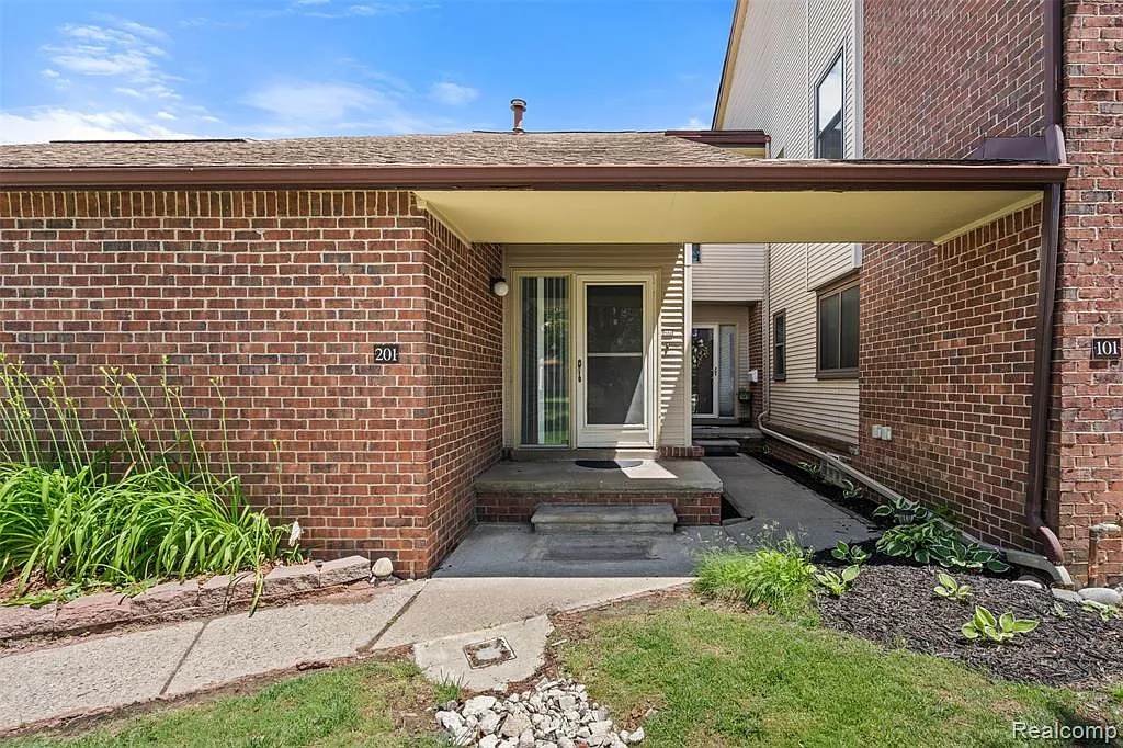 2 bed, 3.0 bath, 1923 sqft, $2,400 — Photo 3