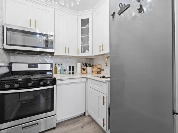 61-20 Grand Central Parkway image 1 of 18