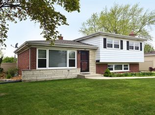 724 S Crestwood Ln, Mount Prospect, IL 60056